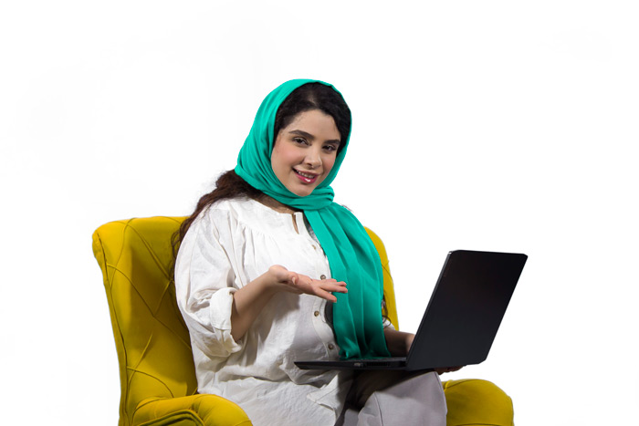دختر ایرانی لپ تاپ در دست نشسته